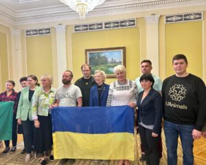 img-cf4a2d77d0dc9c666ed242d827854172-v